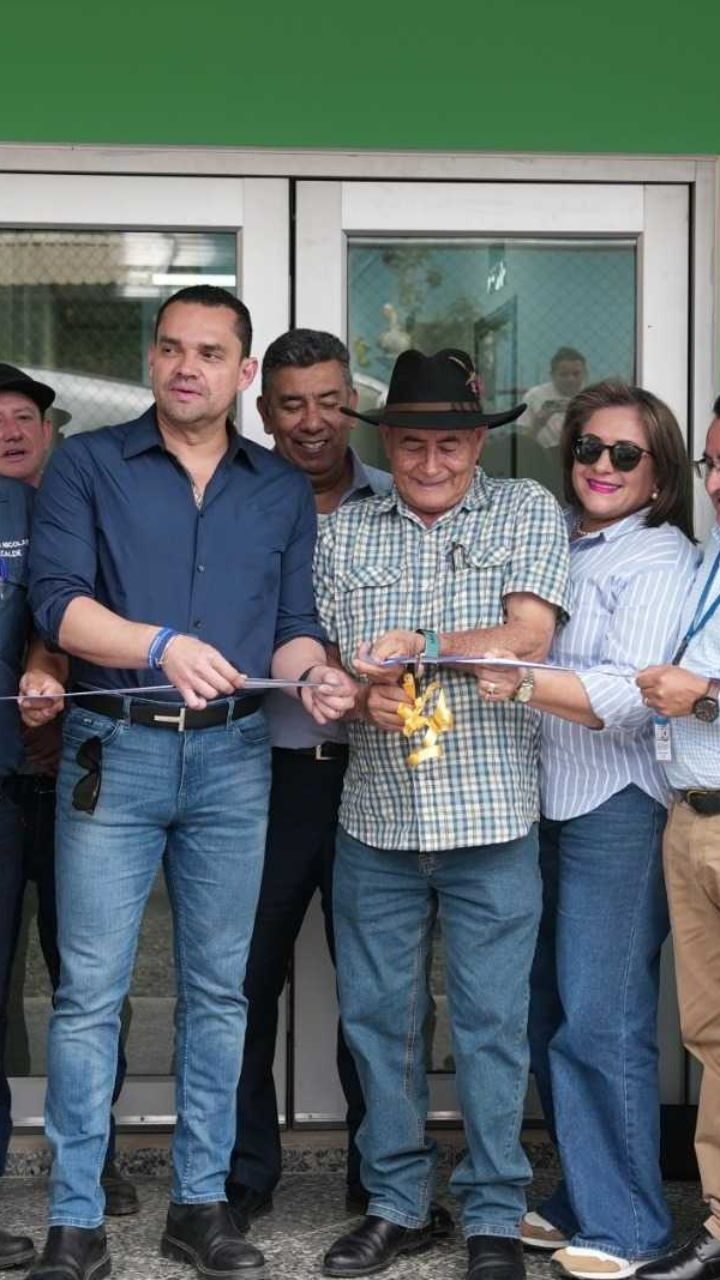 Presidente del Congreso participa en inauguración de Centro Integral de Salud en Los Planes, La Paz