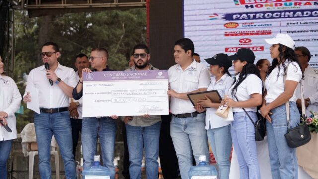 Congreso entrega 100 mil lempiras y oficializa apoyo anual de1,5 millones para asociación de autismo
