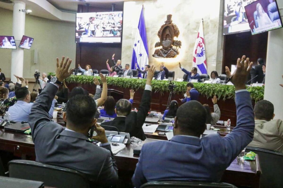 Congreso aprueba continuidad de 427 contratos  de infraestructura social