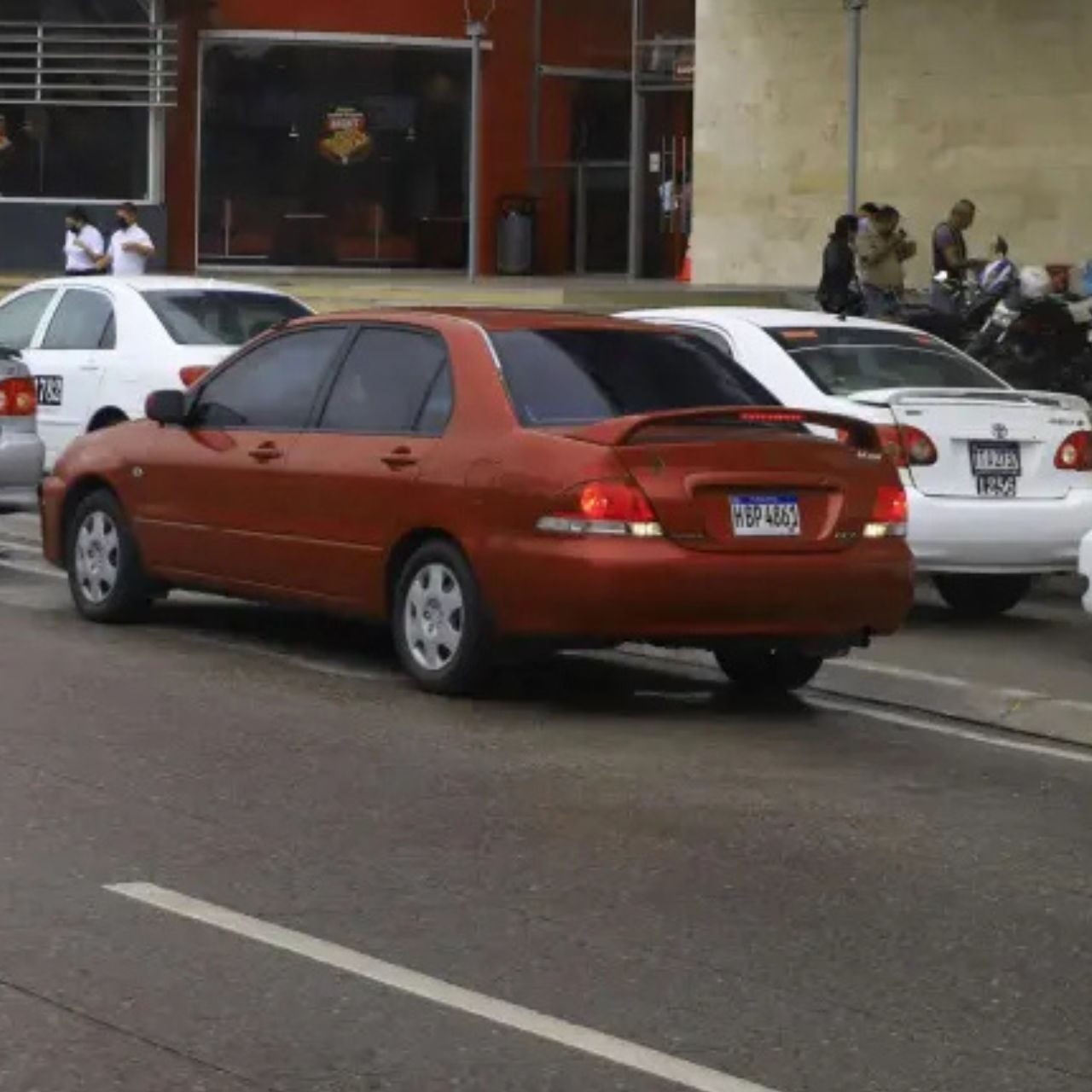 Presidente del Congreso convoca a actores en disputa por servicio de taxis a diálogo con Legislativo