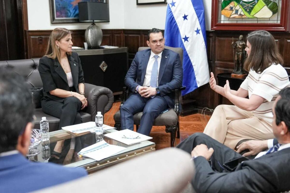 Presidente del Congreso y representante del BID estrechan lazos de cooperación Presidente del Congreso y representante del BID estrechan lazos de cooperación