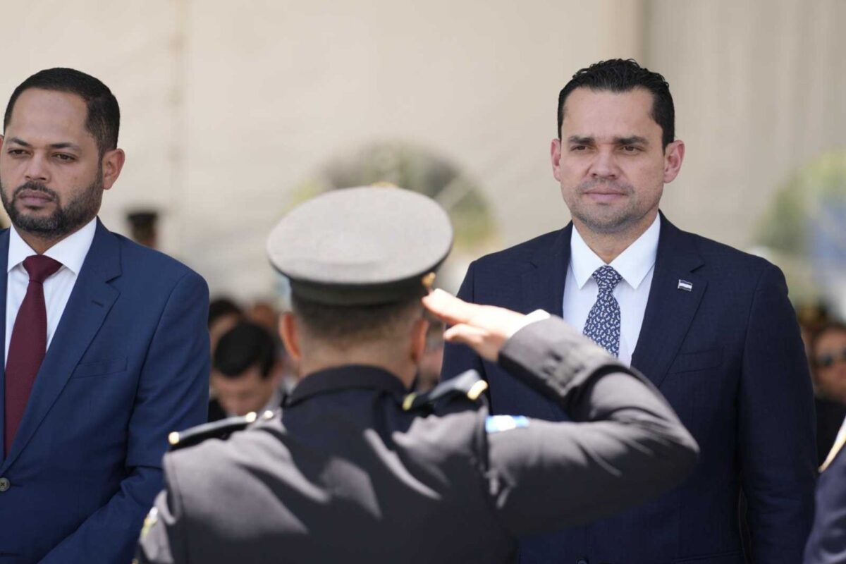 Presidente del Congreso recibe reconocimiento por su apoyo a la Policía Nacional Presidente del Congreso recibe reconocimiento por su apoyo a la Policía Nacional