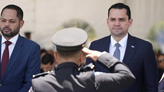 Presidente del Congreso recibe reconocimiento  por su apoyo a la Policía Nacional