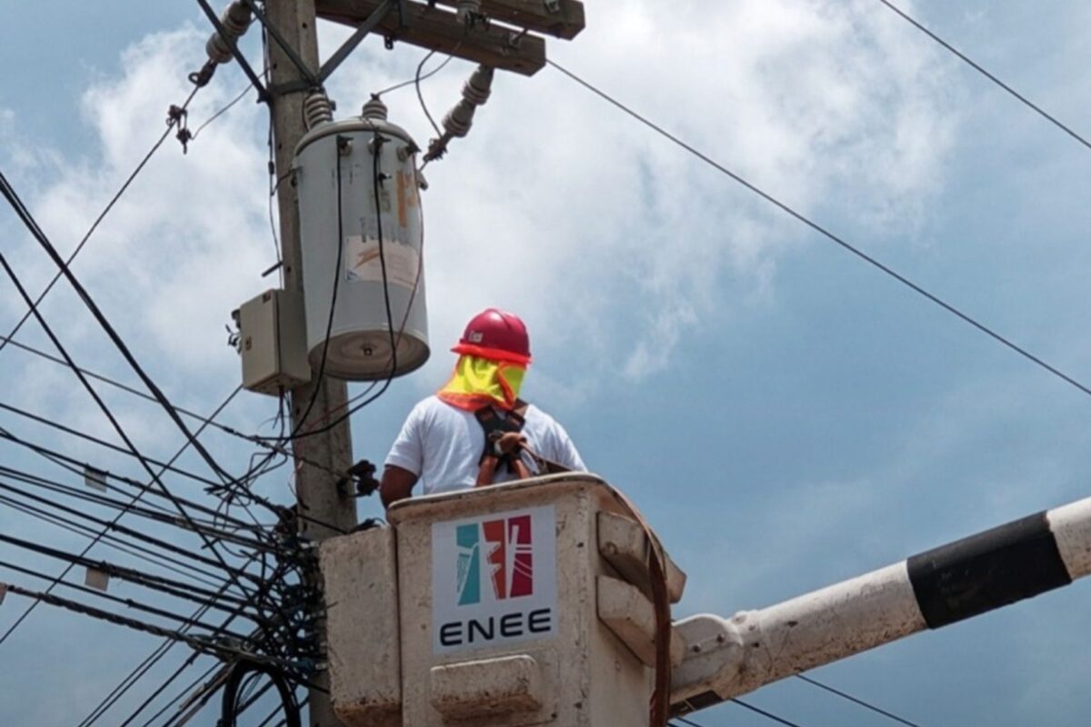 Gobierno descarta privatización de ENEE y defiende reforma como rescate de la estatal eléctrica Gobierno descarta privatización de ENEE y defiende reforma como rescate de la estatal eléctrica