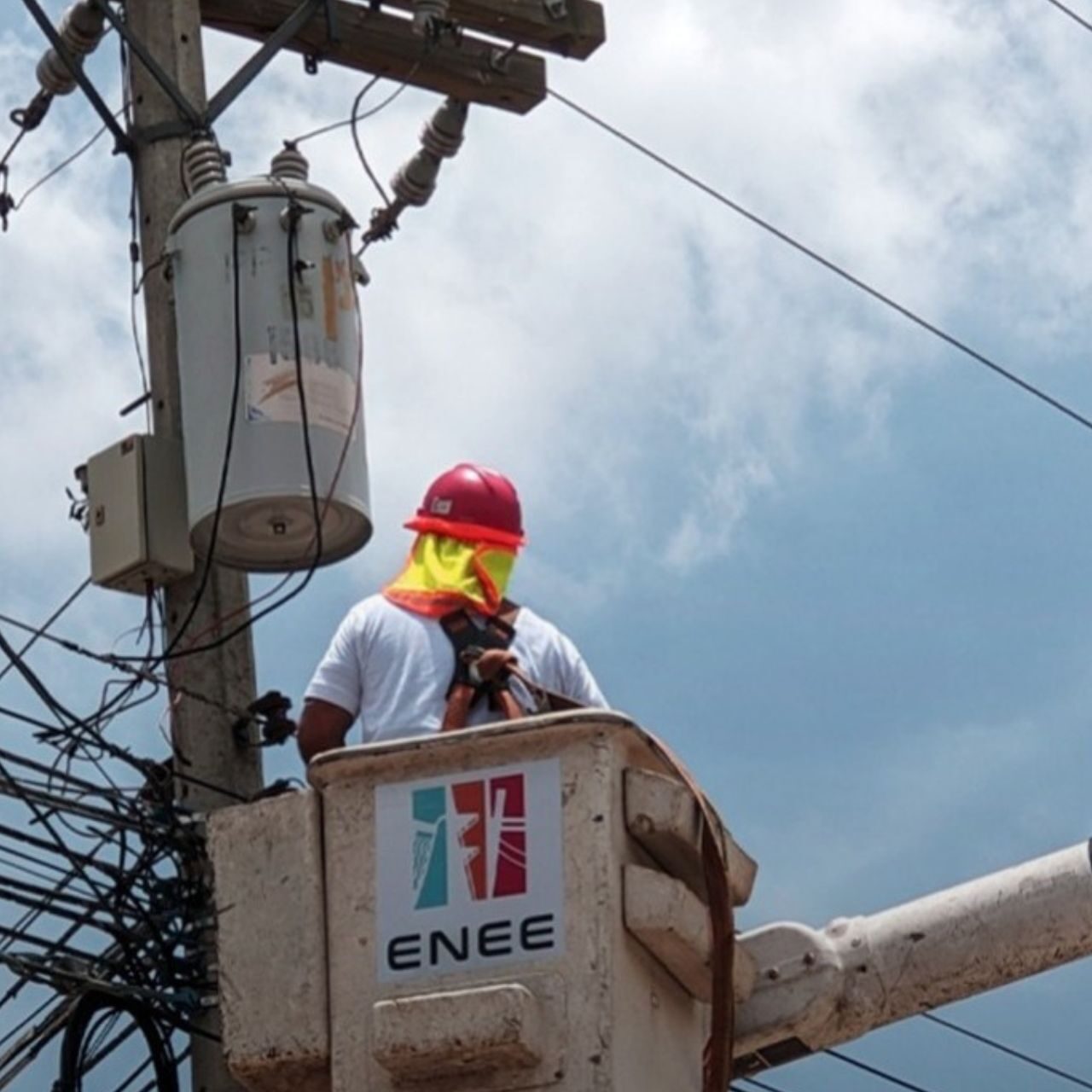 Gobierno descarta privatización de ENEE y defiende reforma como rescate de la estatal eléctrica