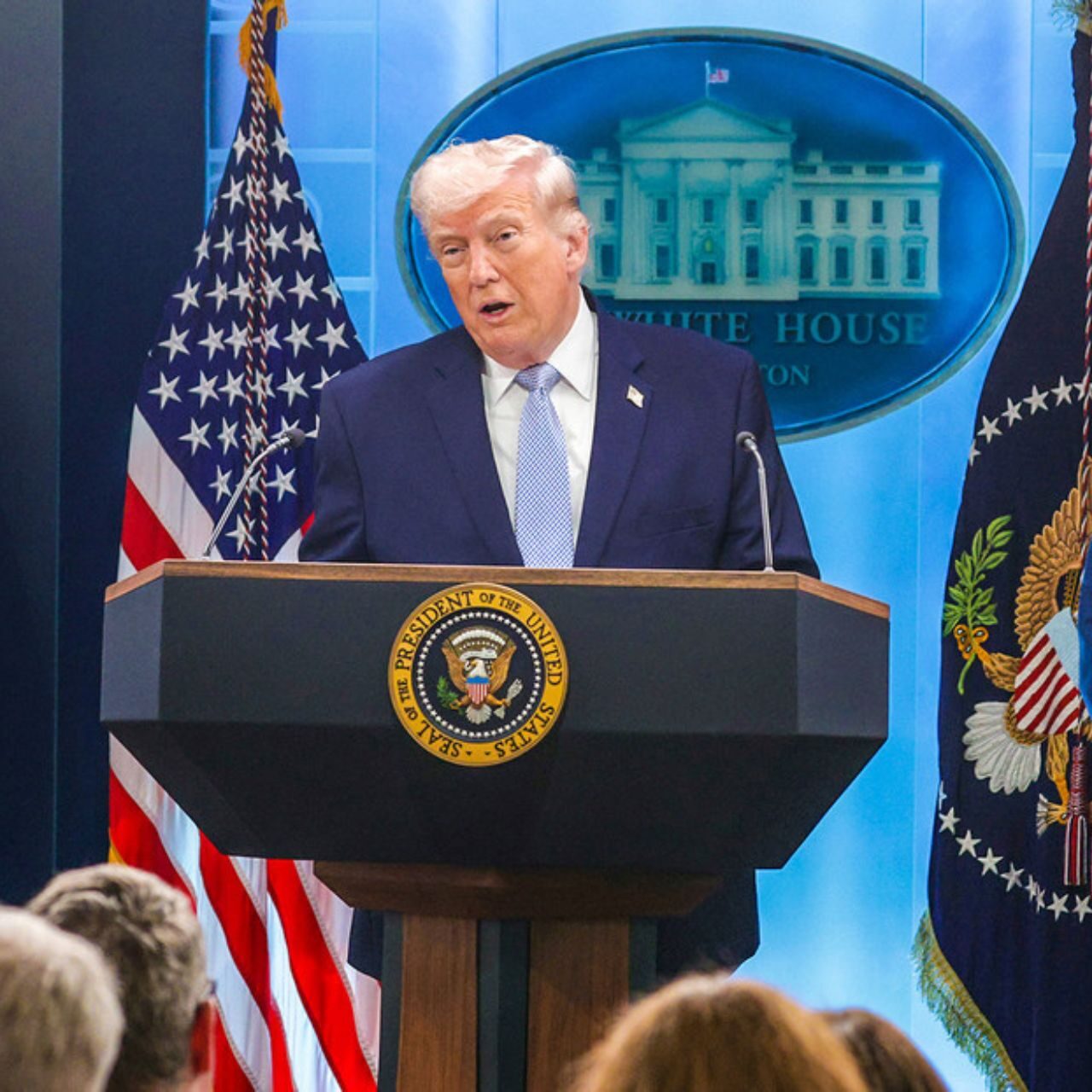 Diario israelí: Trump podría destituir al director de la CIA y al secretario de Guerra
