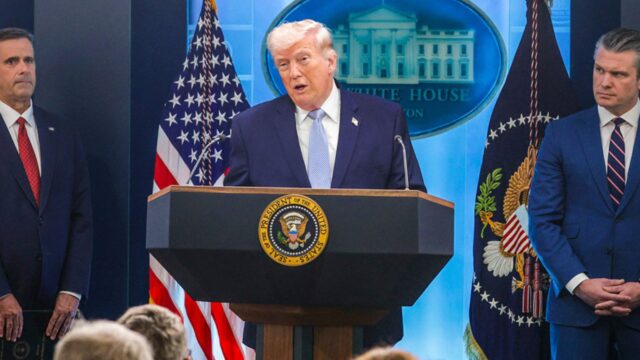 Diario israelí: Trump podría destituir al director de la CIA y al secretario de Guerra