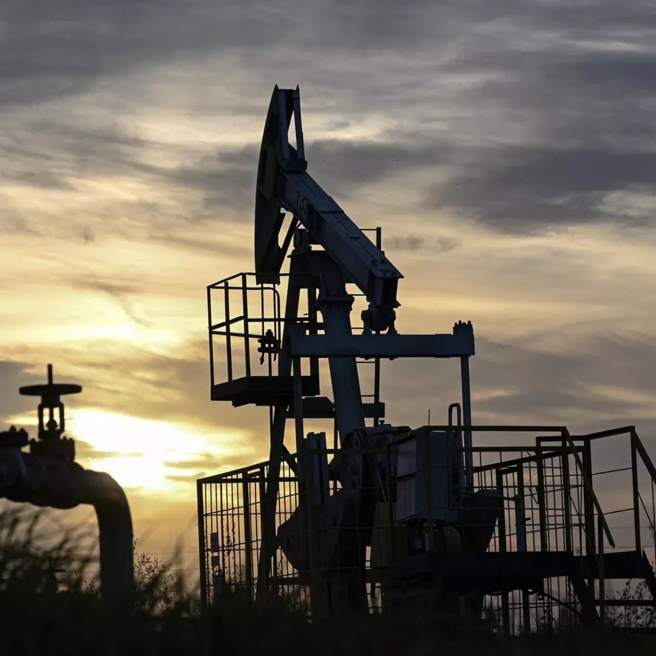 Bajan los precios del petróleo ante esperanza de que se abra el estrecho de Ormuz