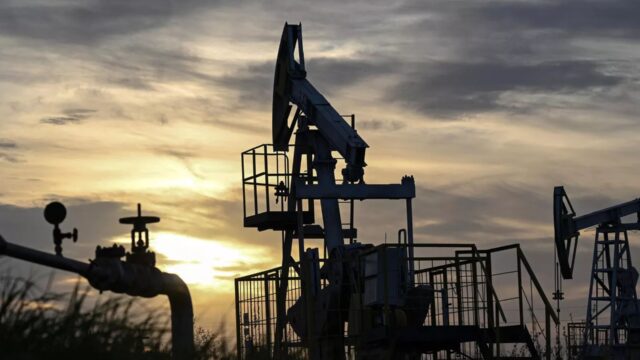Bajan los precios del petróleo ante esperanza de que se abra el estrecho de Ormuz