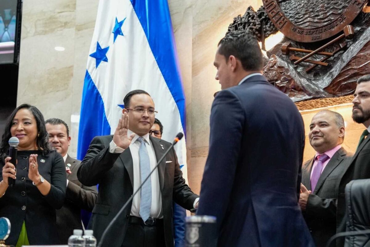 Congreso juramenta nuevos funcionarios del CNE y TJE; Hall asume como embajadora en España Congreso juramenta nuevos funcionarios del CNE y TJE; Hall asume como embajadora en España