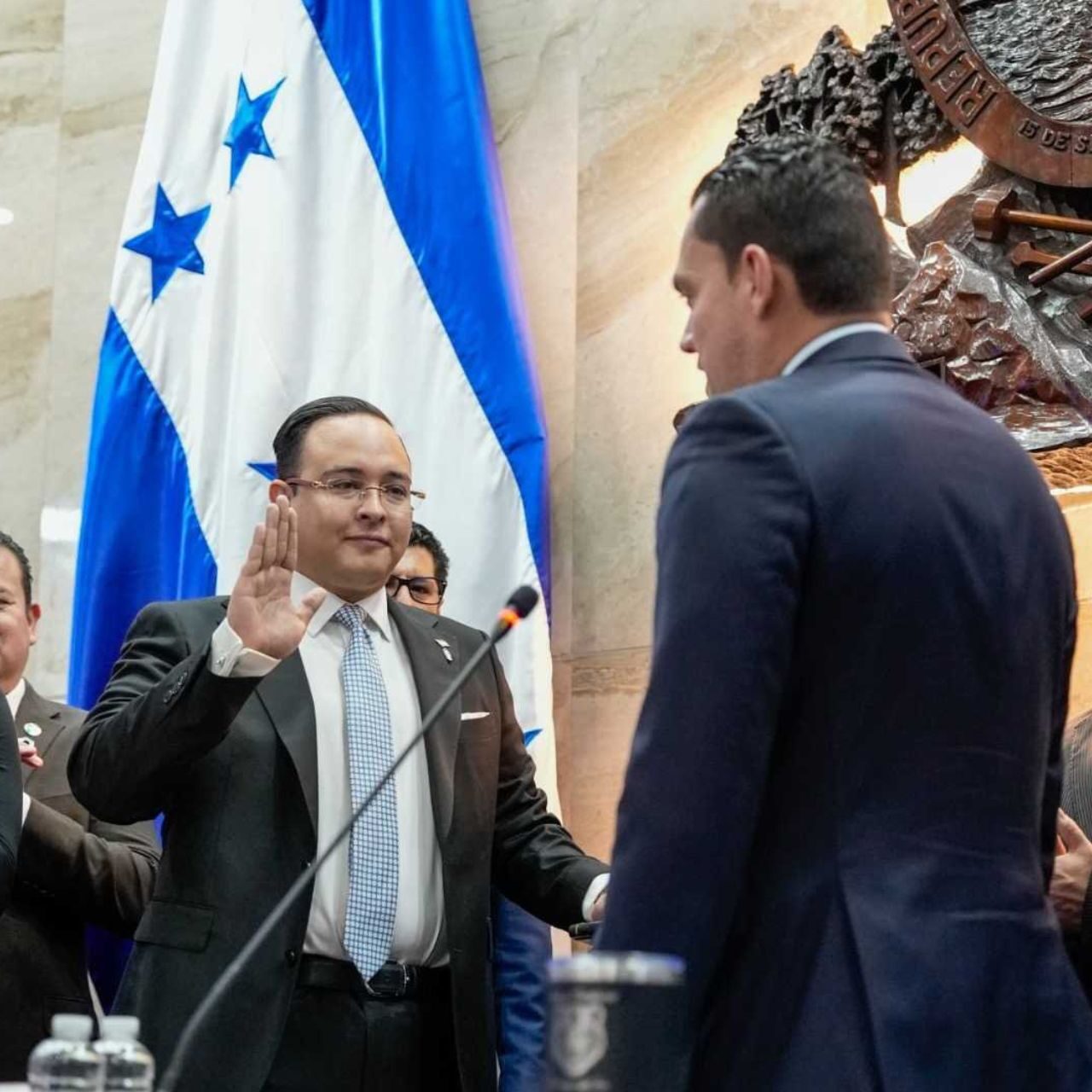 Congreso juramenta nuevos funcionarios del CNE y TJE; Hall asume como embajadora en España