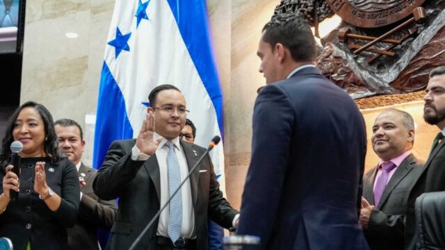 Congreso juramenta nuevos funcionarios del CNE y TJE; Hall asume como embajadora en España