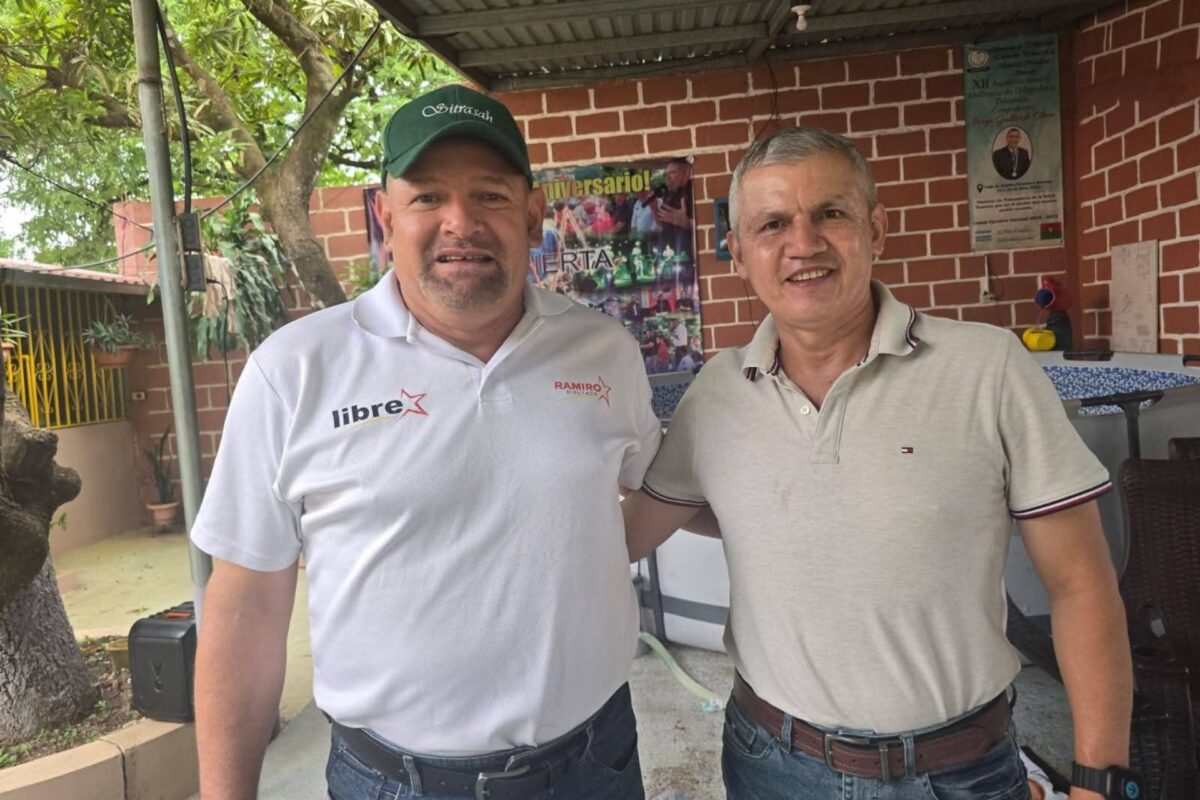 Exjefe de las FFAA, Roosevelt Hernández, reaparece en reunión con dirigentes de Libre en Olancho Exjefe de las FFAA, Roosevelt Hernández, reaparece en reunión con dirigentes de Libre en Olancho