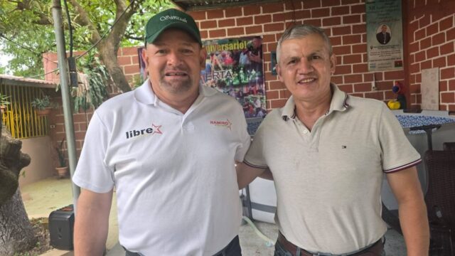 Exjefe de las FFAA, Roosevelt Hernández, reaparece en reunión con dirigentes de Libre en Olancho