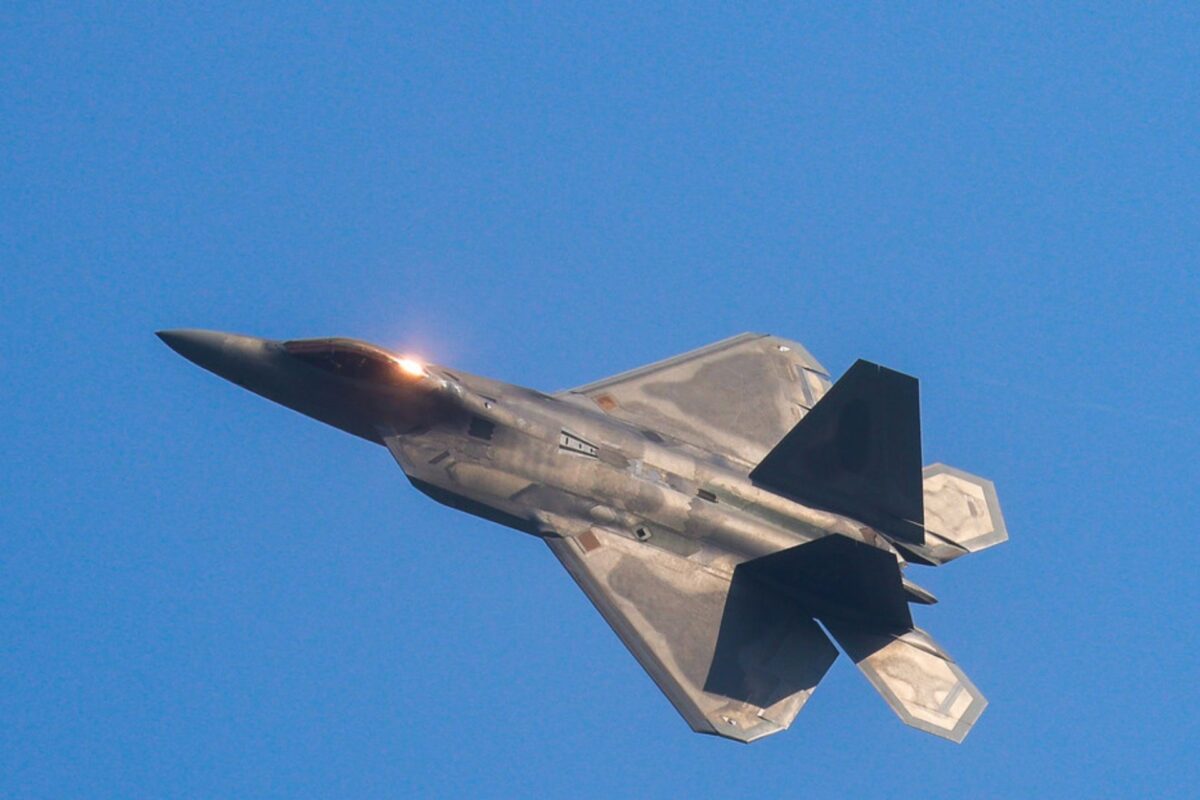 Estados Unidos lanza «contundentes» bombardeos contra Irán