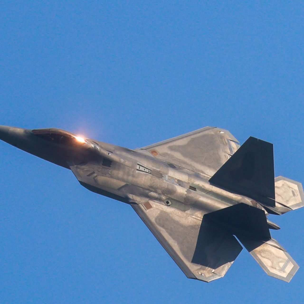 Estados Unidos lanza «contundentes» bombardeos contra Irán