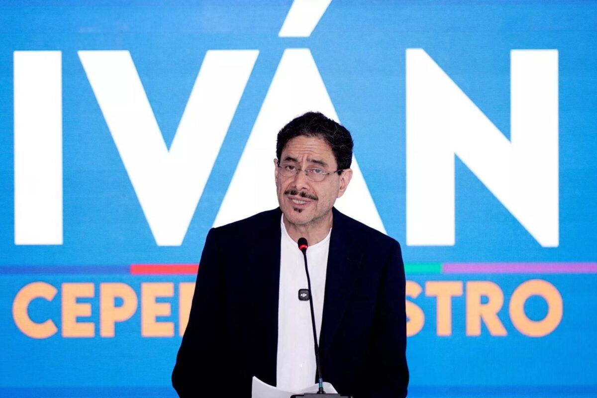Excandidato colombiano Cepeda alerta sobre «gobierno paramilitar» en Colombia