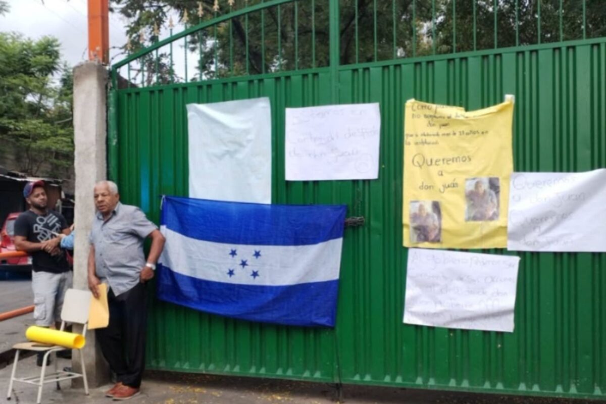 Despidos de personal auxiliar en escuelas provocan protestas y tomas de instalaciones Despidos de personal auxiliar en escuelas provocan protestas y tomas de instalaciones