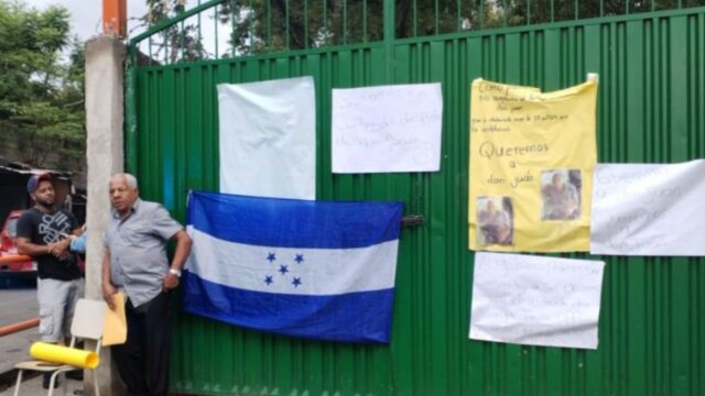 Despidos de personal auxiliar en escuelas provocan protestas y tomas de instalaciones