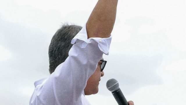 Juan Orlando Hernández regresa a Honduras y recibe respaldo del oficialismo