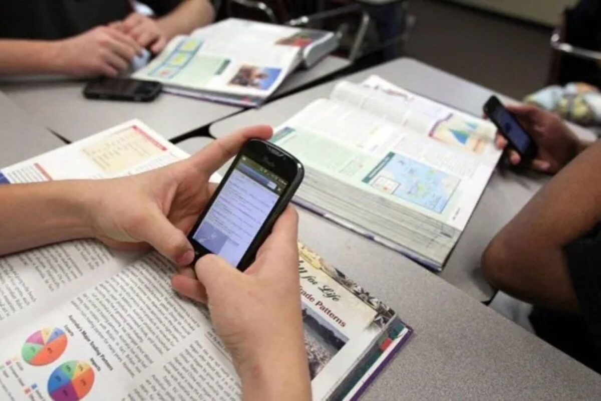 Congreso Nacional estudiará ley para regular celulares en centros educativos