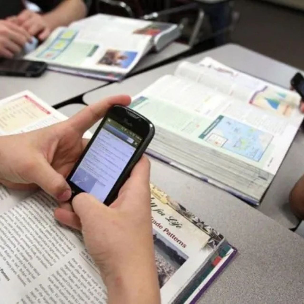 Congreso Nacional estudiará ley para regular celulares en centros educativos