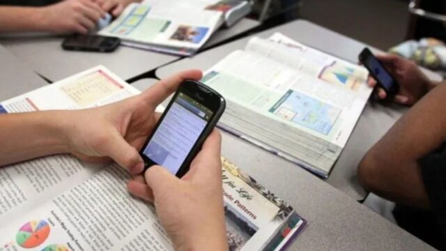 Congreso Nacional estudiará ley para regular celulares en centros educativos
