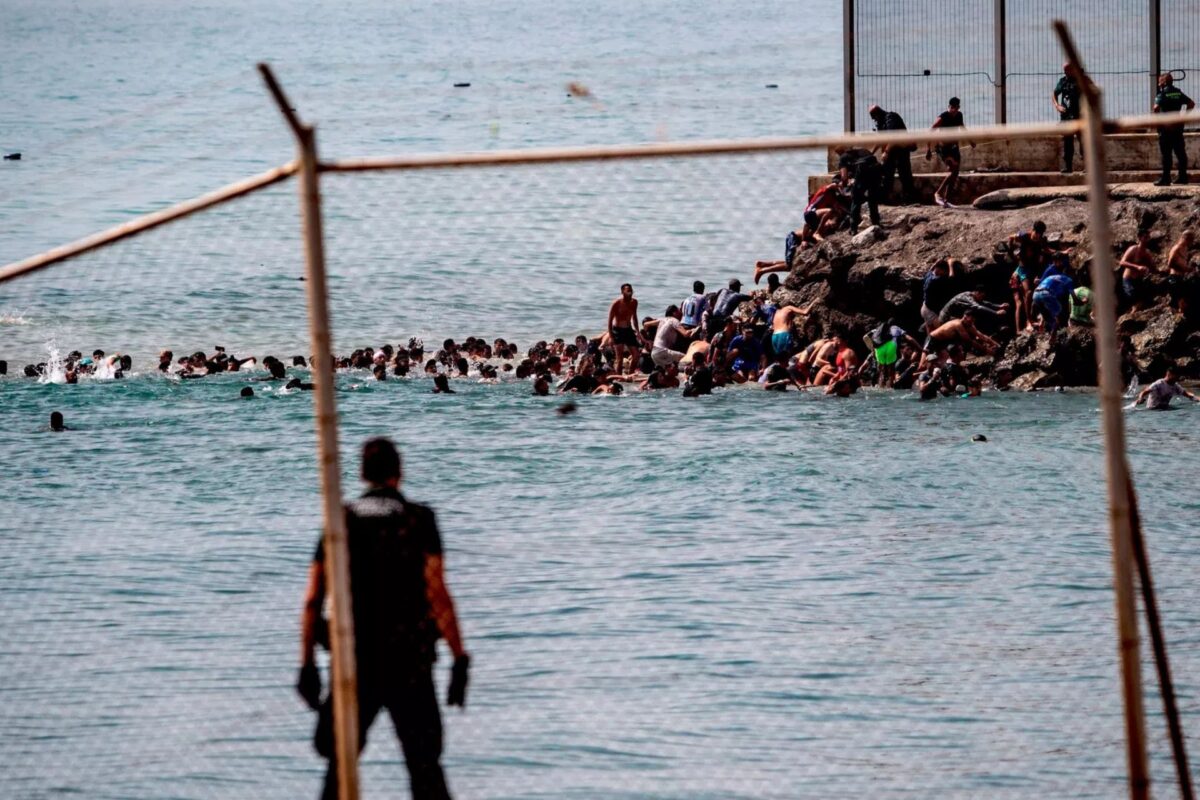 Miles de migrantes desafían la frontera de Ceuta y reavivan el fantasma de la crisis de 2021 Miles de migrantes desafían la frontera de Ceuta y reavivan el fantasma de la crisis de 2021
