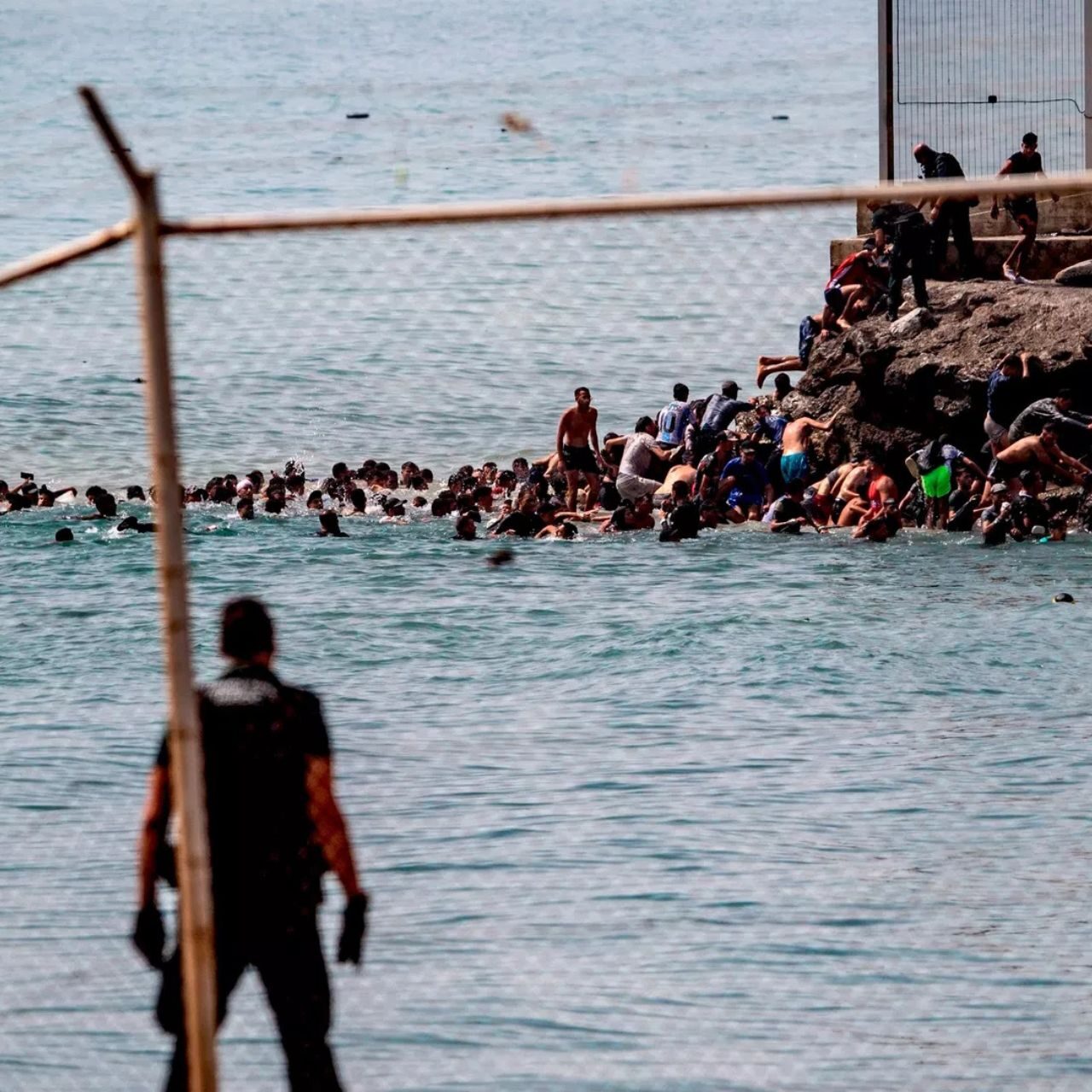 Miles de migrantes desafían la frontera de Ceuta y reavivan el fantasma de la crisis de 2021