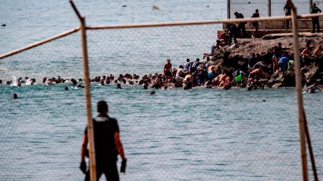 Miles de migrantes desafían la frontera de Ceuta y reavivan el fantasma de la crisis de 2021