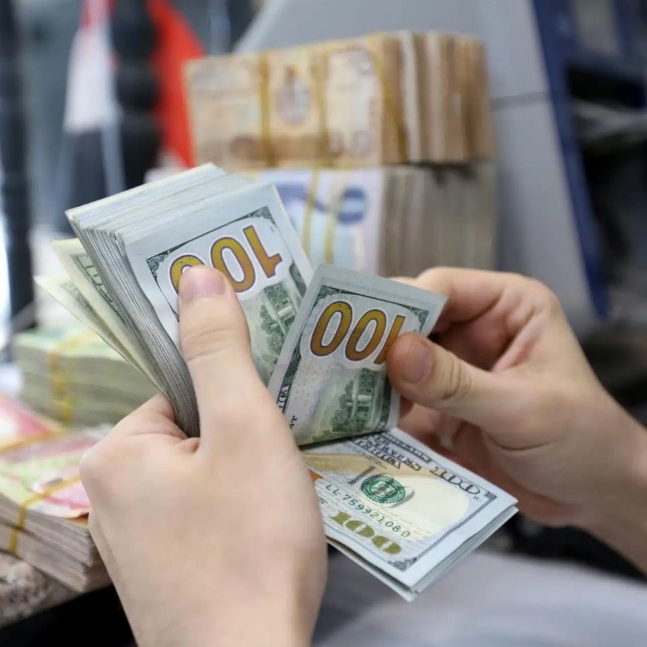 El lempira supera la barrera de los 27 por dólar y marca un nuevo máximo histórico