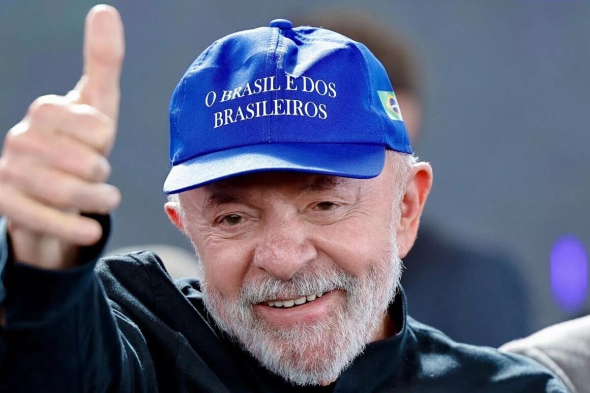 Lula derrotaría a Flávio Bolsonaro en las presidenciales de Brasil, según un sondeo