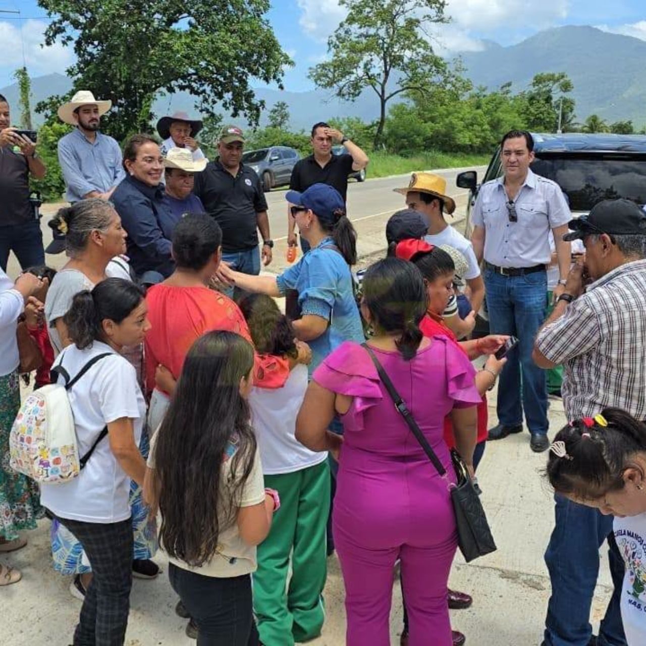Manuel Zelaya y Xiomara Castro donan terreno para construcción de escuela en Catacamas