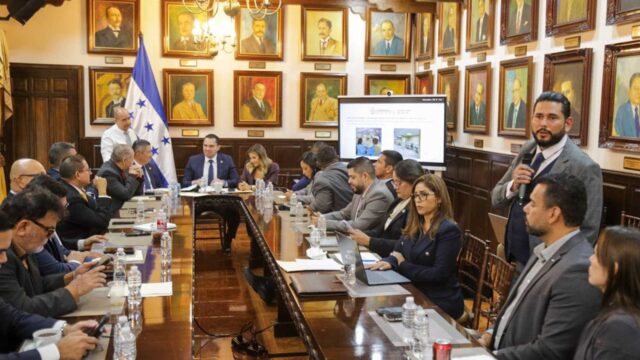Salud reporta al Legislativo abastecimiento de 85 por ciento de medicamentos y reducción de mora quirúrgica