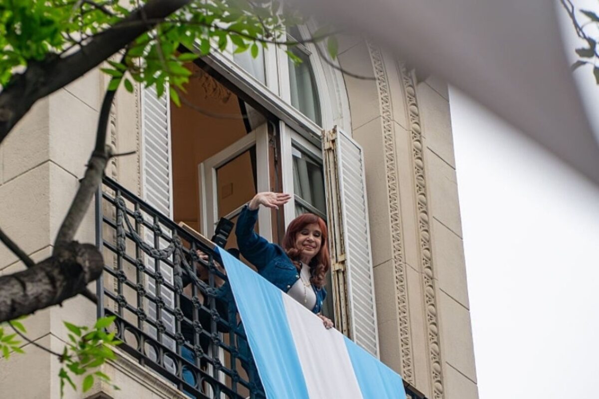 La Justicia embarga la casa donde Cristina Kirchner cumple prisión domiciliaria