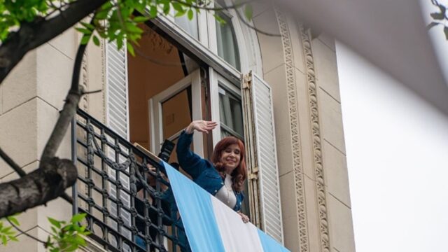 La Justicia embarga la casa donde Cristina Kirchner cumple prisión domiciliaria