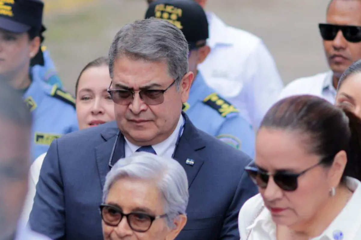 JOH llega a la Corte en medio de un recurso pendiente que mantiene en suspenso su audiencia