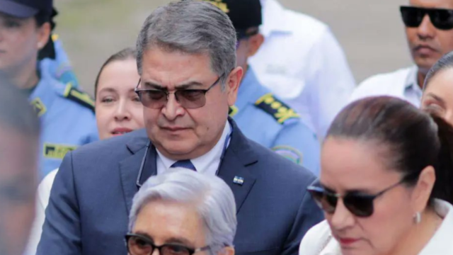 JOH llega a la Corte en medio de un recurso pendiente que mantiene en suspenso su audiencia