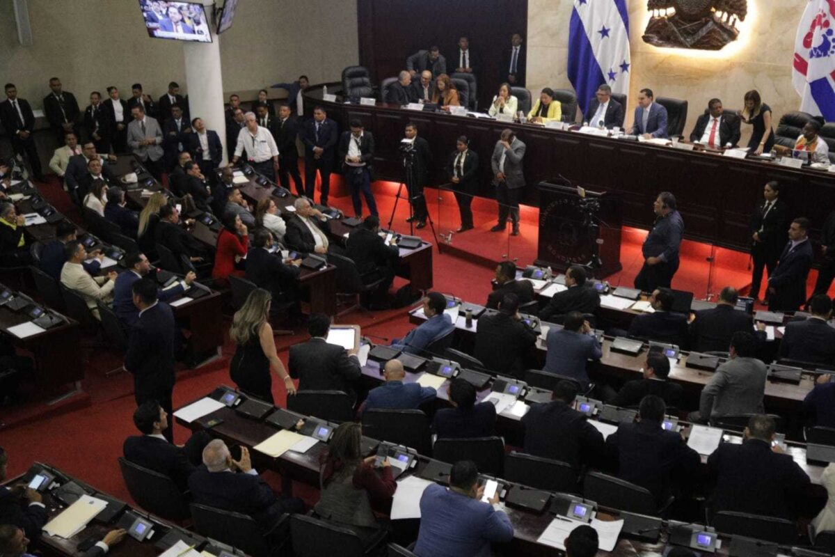 El Congreso archiva petición ciudadana de juicio político al no cumplir mínimo de firmas El Congreso archiva petición ciudadana de juicio político al no cumplir mínimo de firmas
