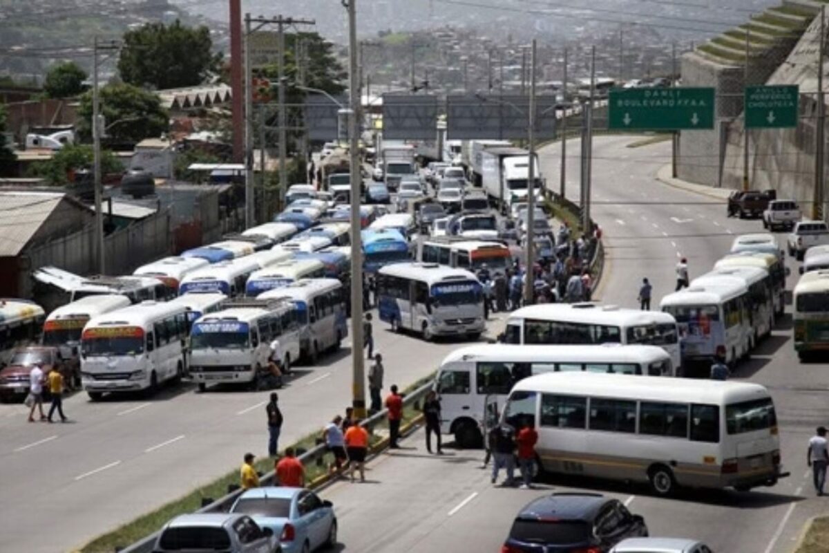 Se reportan protestas y bloqueos en varios puntos del país por el alza en los precios de los combustibles Se reportan protestas y bloqueos en varios puntos del país por el alza en los precios de los combustibles