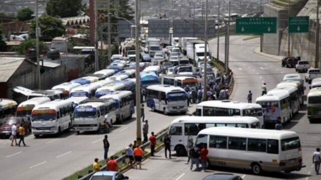 Se reportan protestas y bloqueos en varios puntos del país por el alza en los precios de los combustibles