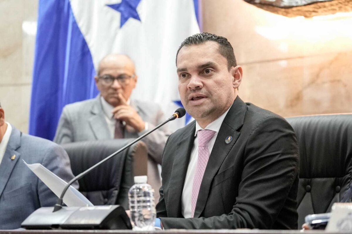 Zambrano presenta iniciativa para derogar artículo y facilitar arreglos en demandas contra Estado