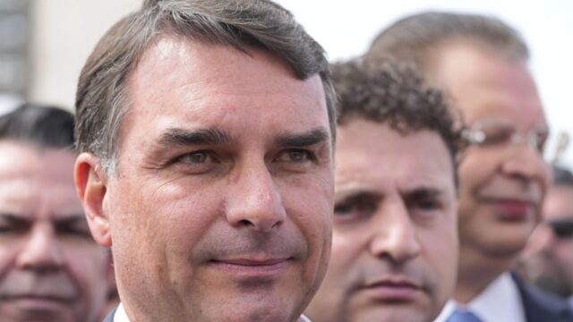 Debate presidencial en Brasil revela que Bolsonaro defendió policía sospechoso de matar niña