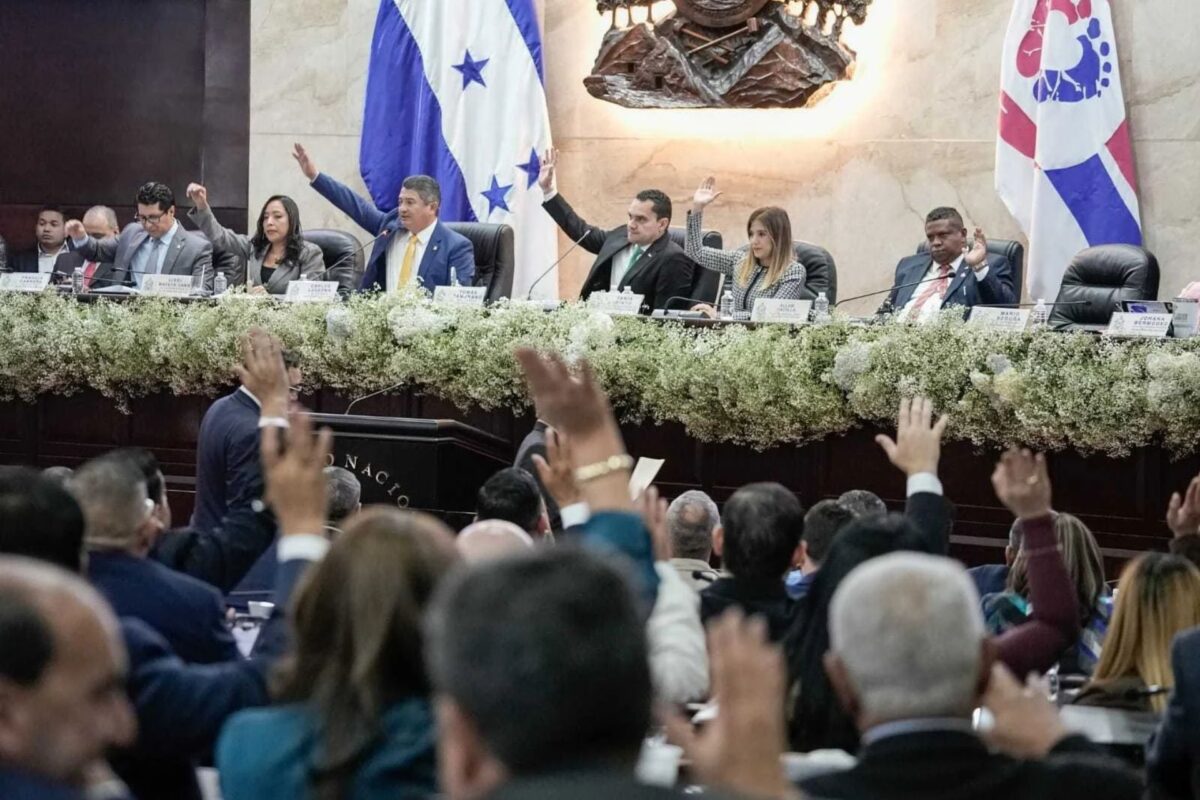 Congreso aprueba ley que eleva hasta la prisión perpetua las penas contra maras y pandillas Congreso aprueba ley que eleva hasta la prisión perpetua las penas contra maras y pandillas