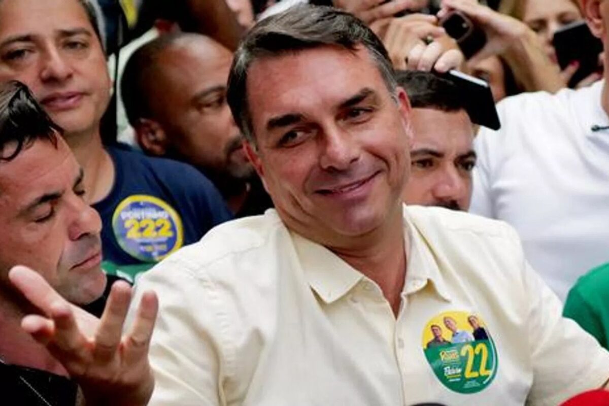 Diputados brasileños piden prisión preventiva y ficha roja de la Interpol para Flavio Bolsonaro Diputados brasileños piden prisión preventiva y ficha roja de la Interpol para Flavio Bolsonaro