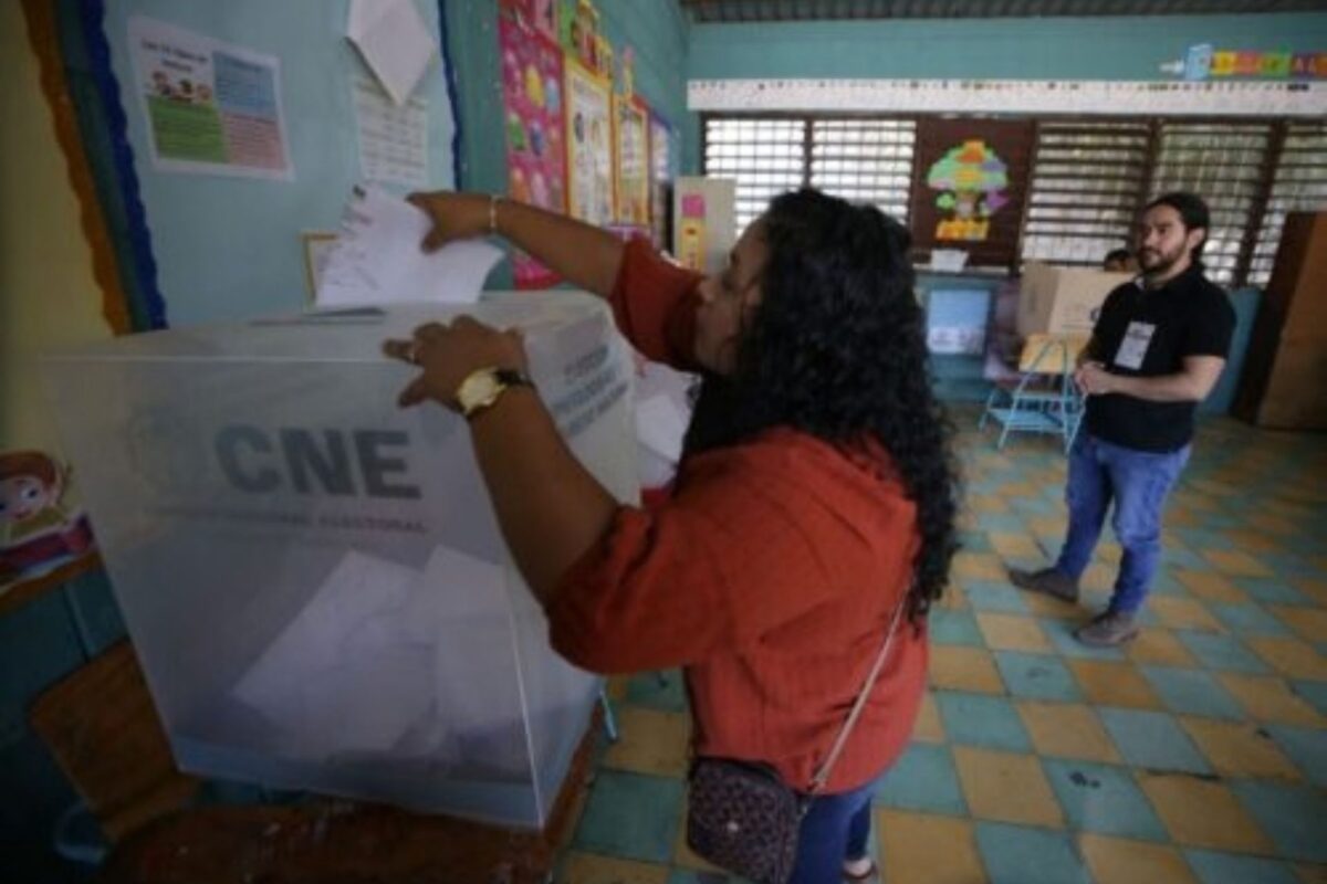 Siete de cada 10 hondureños aceptarían gobierno no democrático si resuelve problemas de: país: Latinobarómetro Siete de cada 10 hondureños aceptarían gobierno no democrático si resuelve problemas de: país: Latinobarómetro