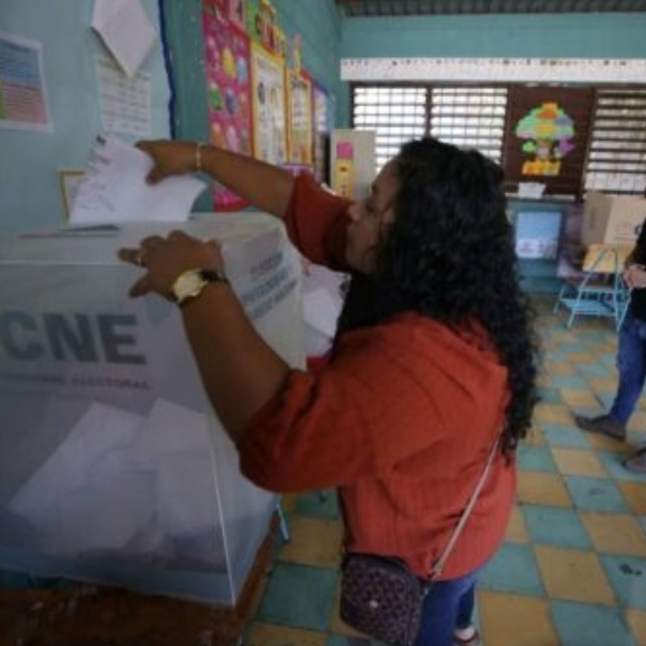 Siete de cada 10 hondureños aceptarían gobierno no democrático si resuelve problemas de: país: Latinobarómetro