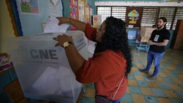Siete de cada 10 hondureños aceptarían gobierno no democrático si resuelve problemas de: país: Latinobarómetro