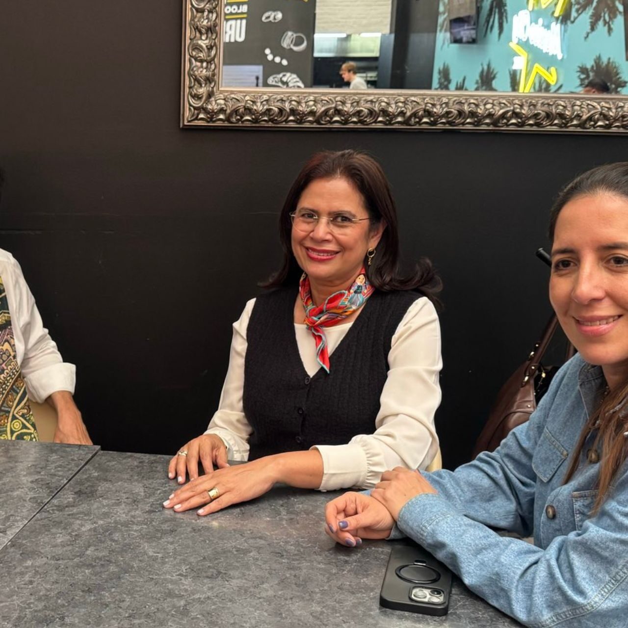 Rixi Moncada visita a Manuel Zelaya en México y asegura que su estado de salud es estable