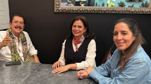 Rixi Moncada visita a Manuel Zelaya en México y asegura que su estado de salud es estable